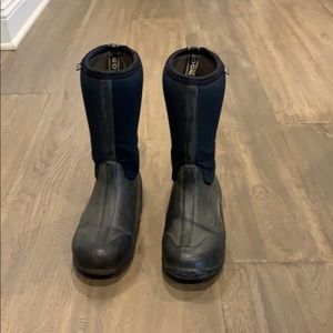 Bogs Youth Size 4. Waterproof